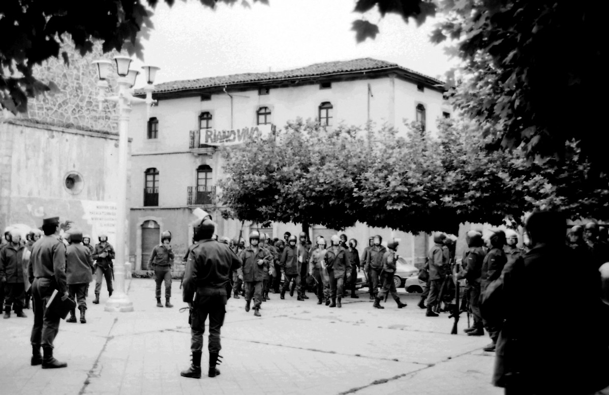 26 Guardia Civil en la plaza de Riau00f1o. 1987