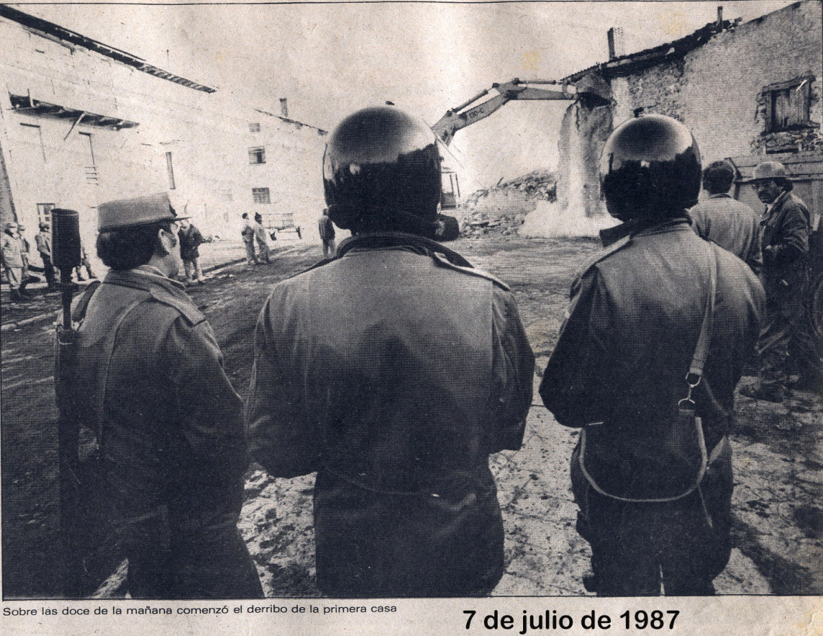 29 Derribo de la primera casa en Riau00f1o. 7 de julio de 1987