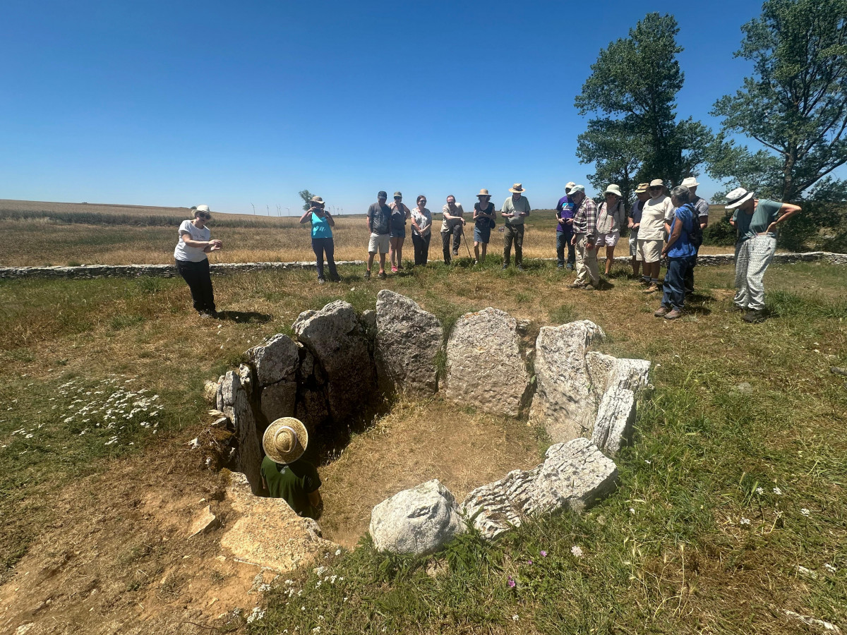 ENCUENTROS CON LA ARQUEOLOGÍA DOLMEN DE LA CABAÑA