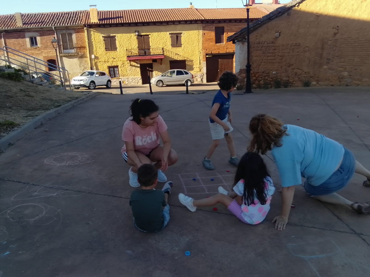 Juguetes intergeneracionales. Garrafe de Torío (7)
