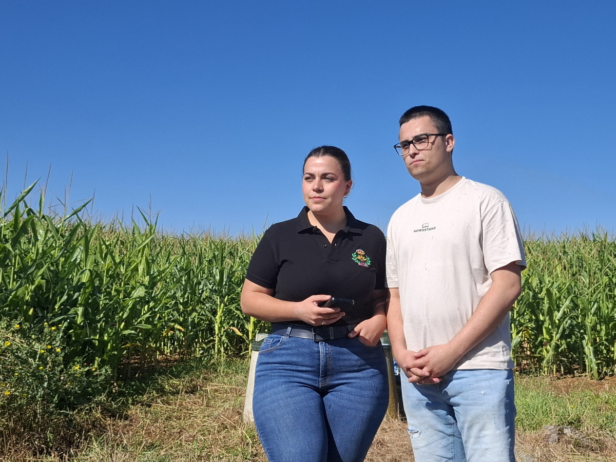 Mario y Andrea, beneficiarios del programa Campus Rural en una plantación de iRiego (2)