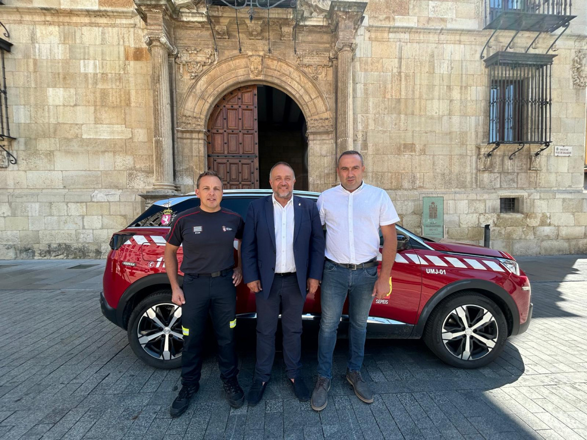 El jefe del servicio, Juliu00e1n Alcalu00e1, el presidente de la Diputaciu00f3n, Gerardo u00c1lvarez Courel, y el diputado del u00e1rea y vicepresidente, Luis Alberto Arias