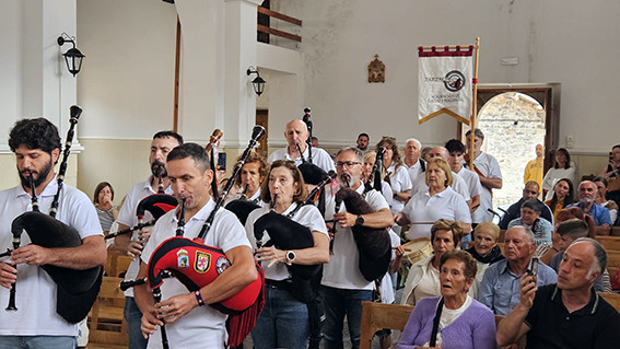 Homenaje a los mayores acebedo en La Uu00f1a enrique martinez perez (5)