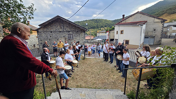 Homenaje a los mayores acebedo en La Uu00f1a enrique martinez perez (11)