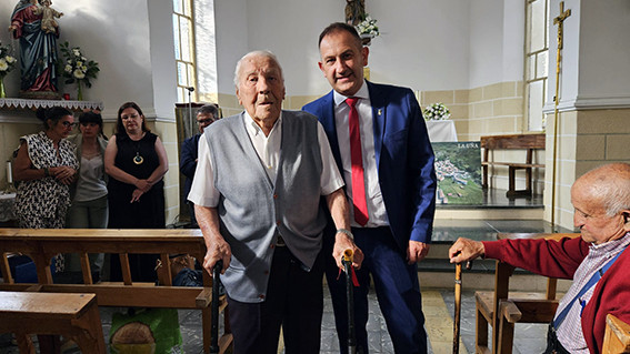 Homenaje a los mayores acebedo en La Uu00f1a enrique martinez perez (8)