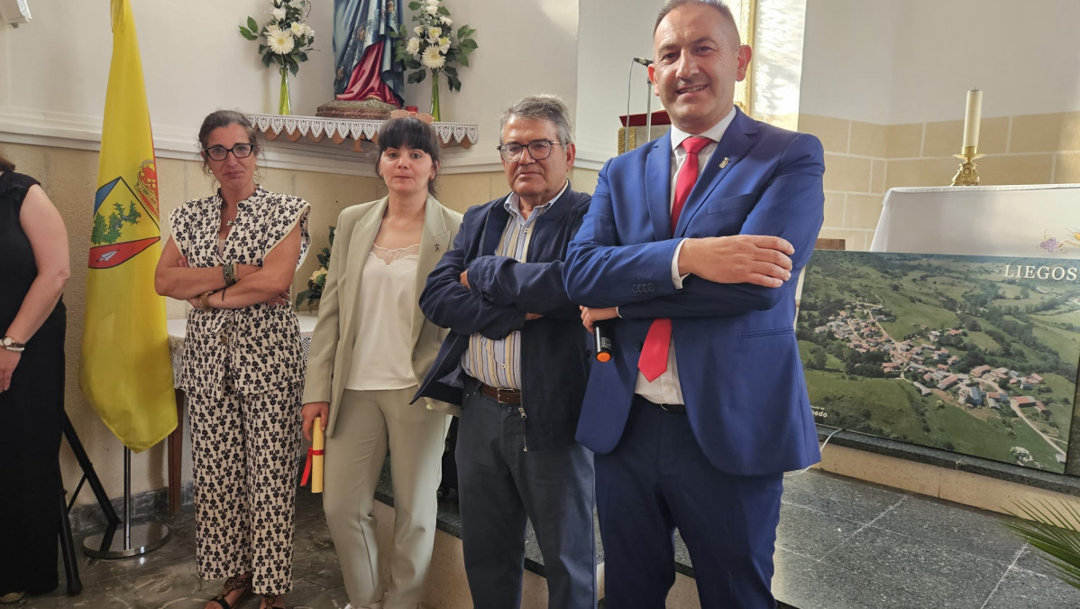 Homenaje a los mayores acebedo en La Uu00f1a enrique martinez perez (9)