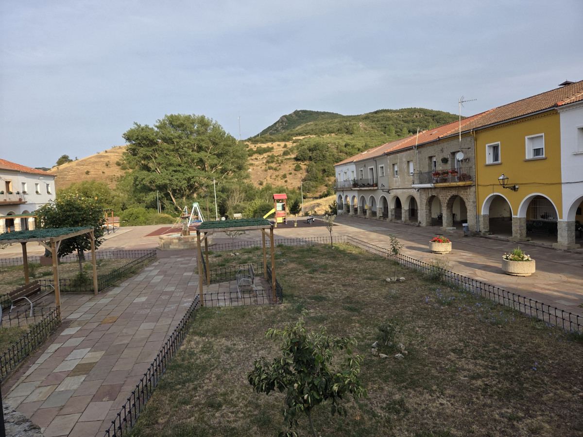 Parque infantil viviendas protegidas barruelo (6) antes obras