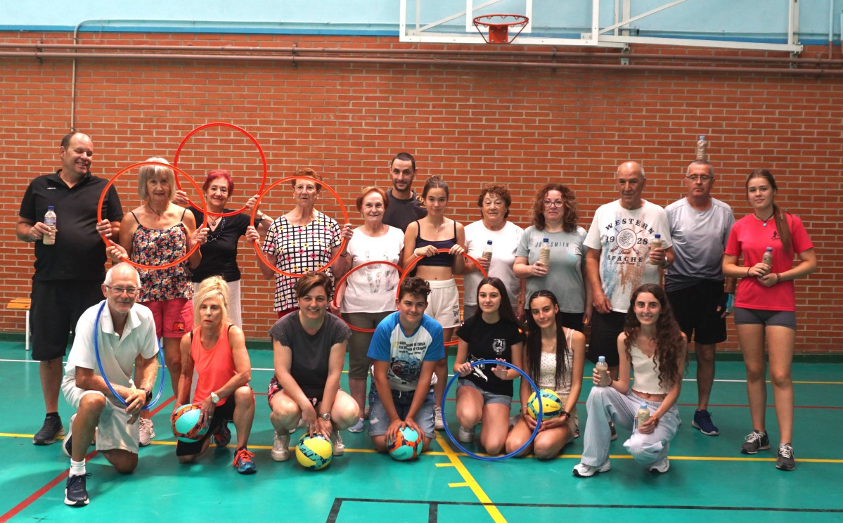 Paula con algunos de los participantes en las actividades 02